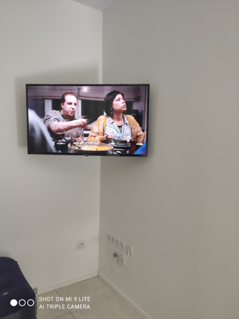SABLIMAGE ANTENNE LES SABLES DOLONNE Photo Tv Au Mur Avec Passage Cable Hugues Devichi 39