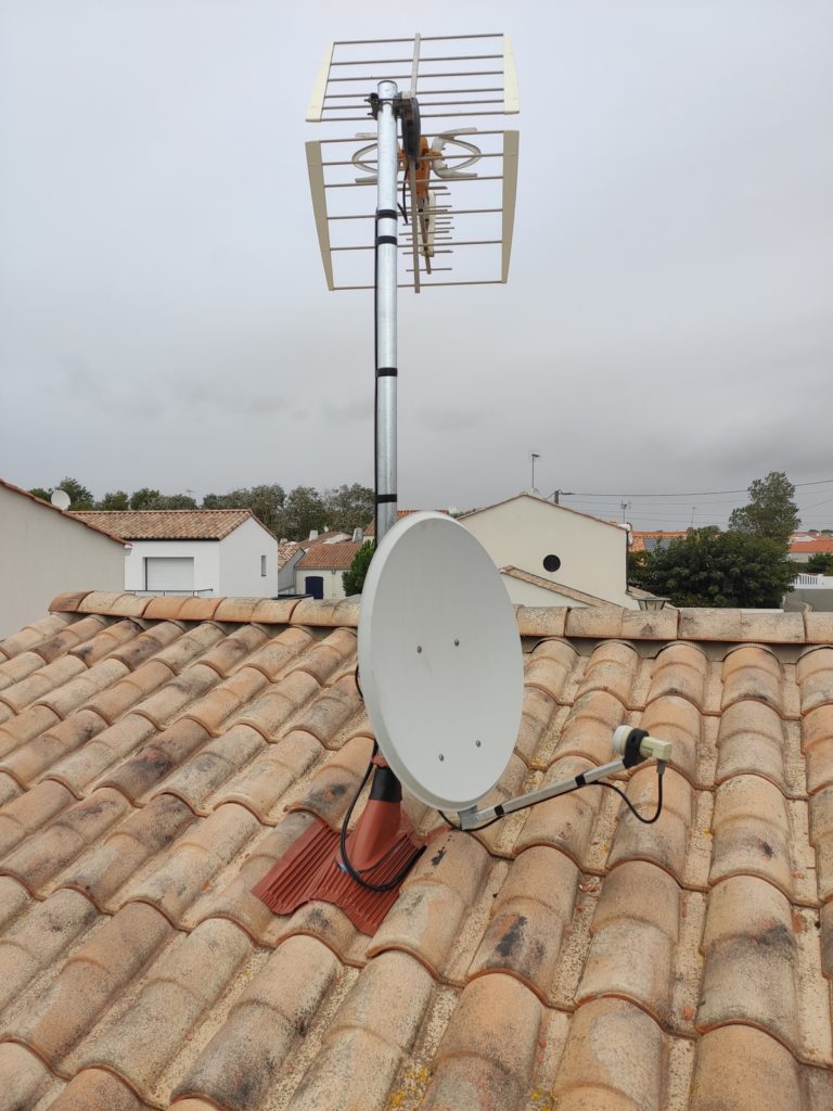 SABLIMAGE ANTENNE LES SABLES DOLONNE PASSAGE DE TOITURE 48